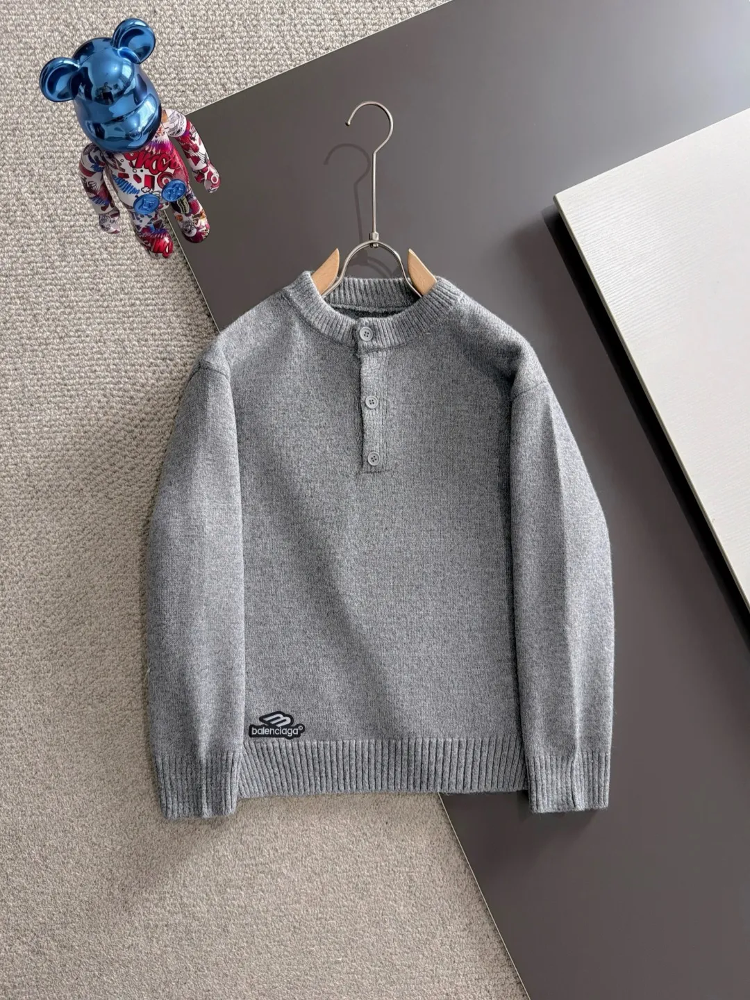 Next day shipment P195 Balenciaga 2026 Autumn and Winter latest sweater from the official website, now on sale at the counter simultaneously Hot Sale! Specially made of wool blended fabric. It feels comfortable and can be directly in contact with the skin. The logo badge is exquisitely embroidered, which is extremely eye-catching! The details highlight the fashionable charm of big brands. Exquisite workmanship. Three-dimensional cutting style. The wearing effect is invincible and handsome! All three standards are complete! Sizes:M-3XL